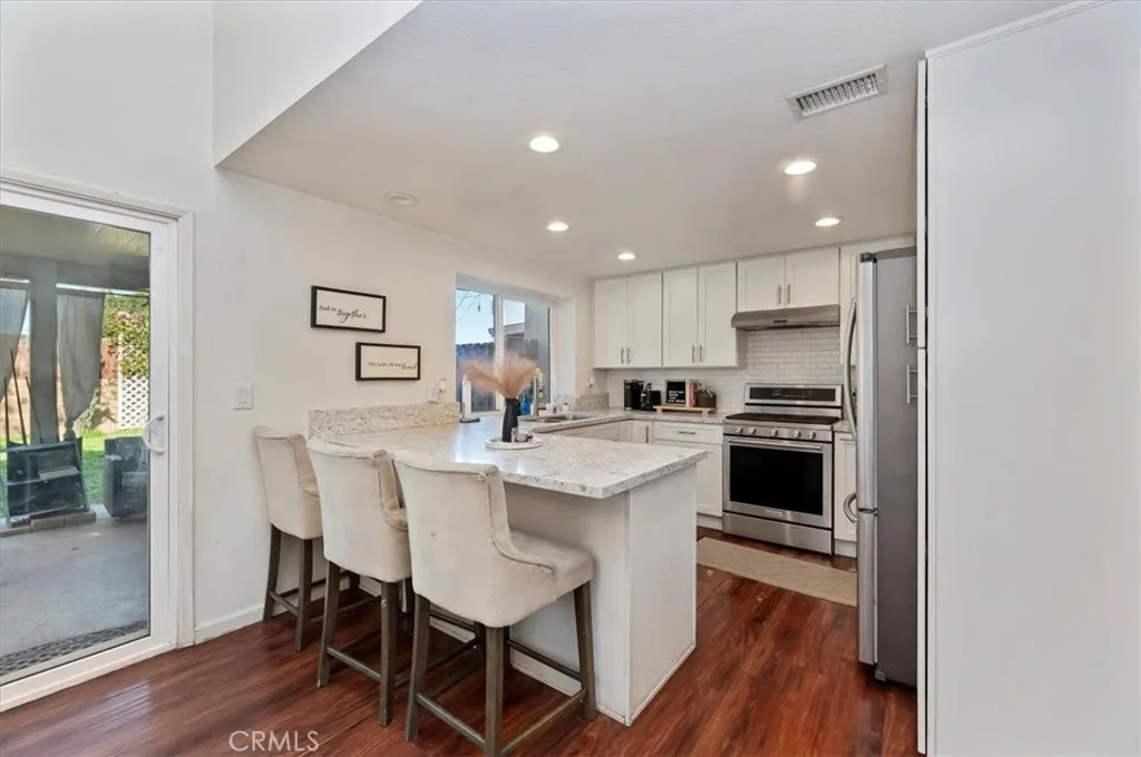834 Robles Pl, Corona, California 92882 home-pic-16